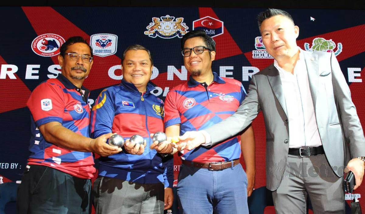 ON Jabbar (dua kiri) menunjukkan bola petanque pada majlis sidang media Kejohanan Antarabangsa Johor Petanque 2022 di Hotel Pinetree. FOTO Izz Laily Hussein