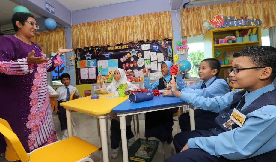 PROSES pengajaran dan pembelajaran serta aktiviti dalam bilik darjah lebih menyeronokkan dan interaktif. FOTO Owee Ah Chun