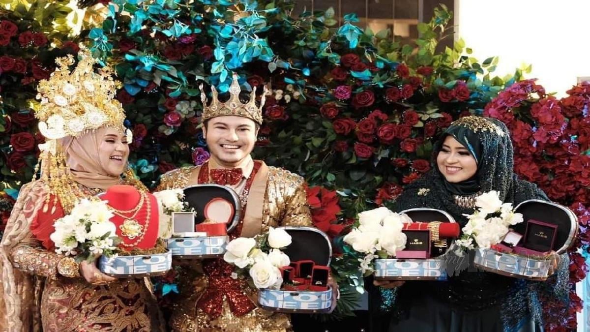 SYED Muhammad (tengah) dan isteri, Fatin Syazwani  (kiri) serta kakaknya, Syarifah Nur Syafiqah (kanan) memegang hadiah barangan kemas yang diberi sebagai kejutan. FOTO ihsan pembaca