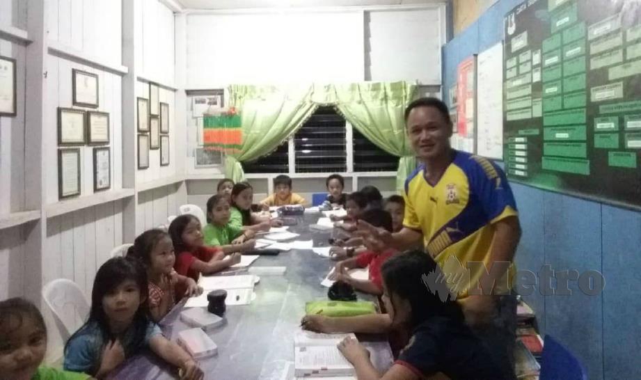 HARRY mengadakan kelas tambahan kepada murid SK Longkungongon, Penampang. 