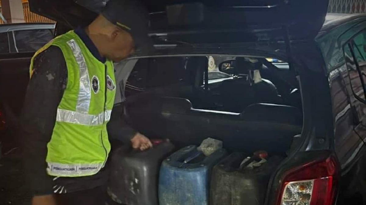 SEJUMLAH tong plastik mengandungi ditemui dalam kereta Perodua Axia ketika ditahan di sebuah stesen minyak di Kampung Chedok. FOTO Ihsan KPDN