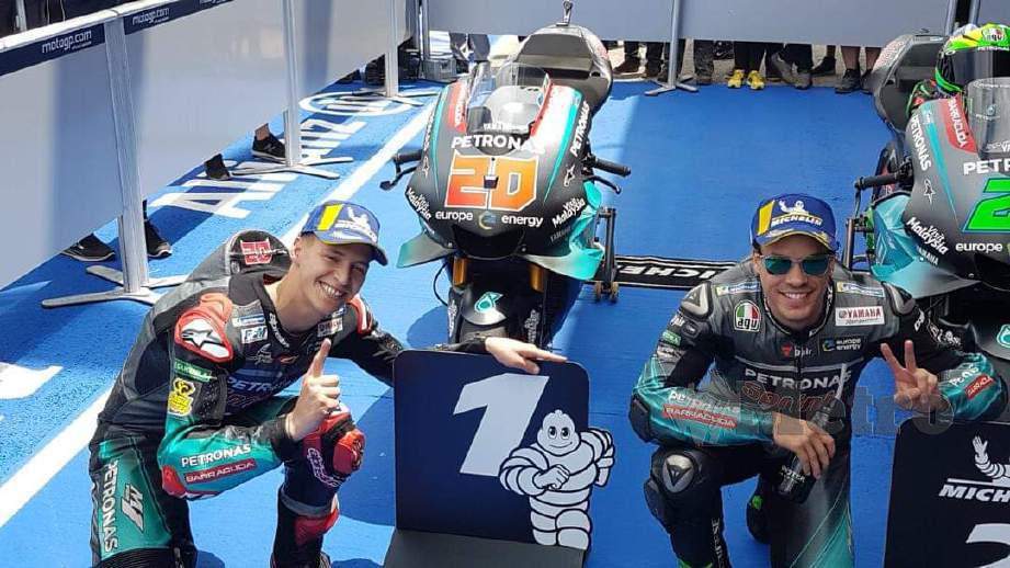 Quartararo (kiri) dan Morbidelli ceria selepas sesi kelayakan GP Sepanyol. FOTO Ihsan PETRONAS Yamaha SRT.