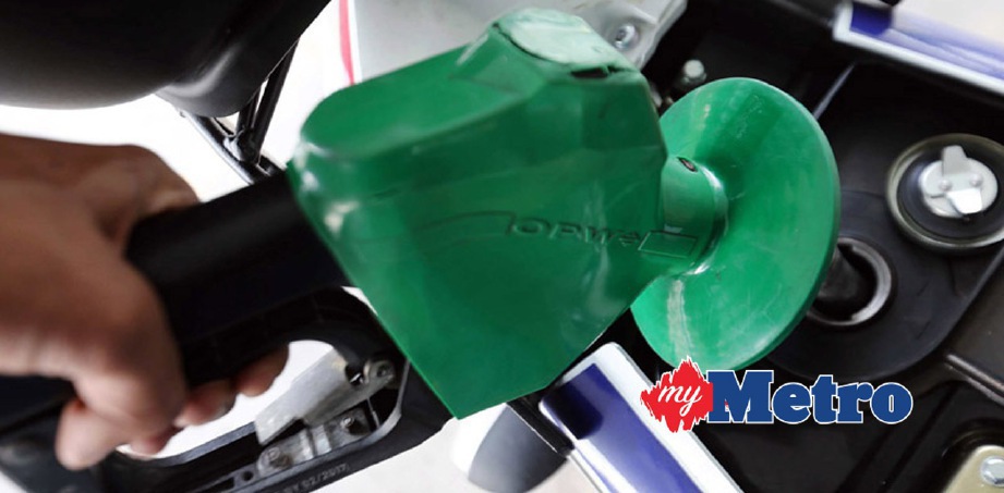 KUALA LUMPUR 03 December 2014. Pengguna sudah mula dapat menggunakan minyak petrol RON 97 berikutan sebelum ini bekalan minyak simpanan RON97 di sesetengah stesen minyak sekitar Lembah Kelang berkurangan mengakibatkan pengusaha stesen petrol terpaksa mengambil tindakan tidak menjual minyak tersebut buat sementara waktu. NSTP/Khairull Azry Bidin.