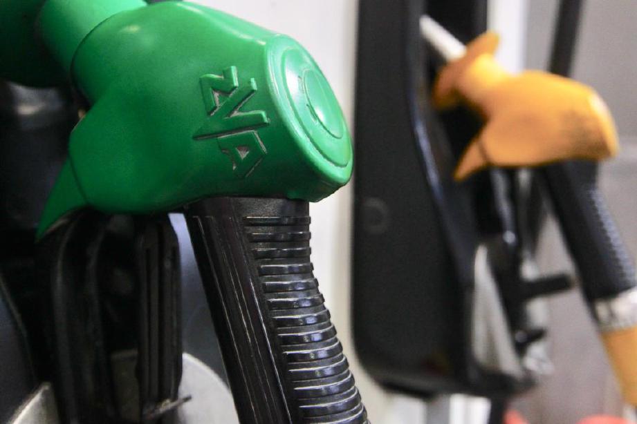 KUALA LUMPUR 31 DISEMBER 2018. Penetapan harga minyak petrol dan diesel ditangguh sementara buat masa ini ketika tinjauan di Stesen Shell Jalan Bangsar. NSTP/AZHAR RAMLI