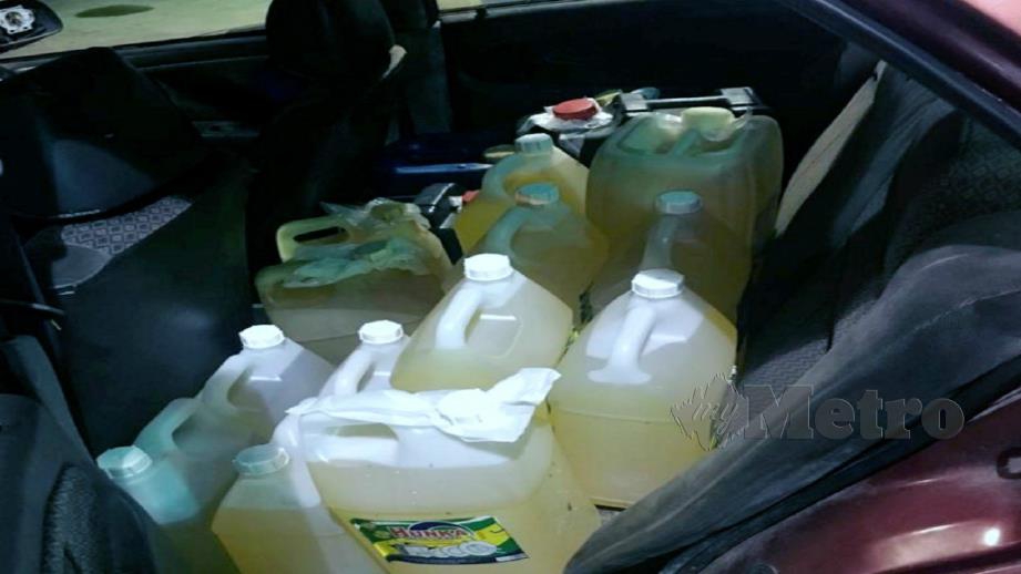 SEBAHAGIAN tong plastik berisi petrol yang ditemui dalam Proton Wira. FOTO Ihsan KPDNHEP Kelantan.