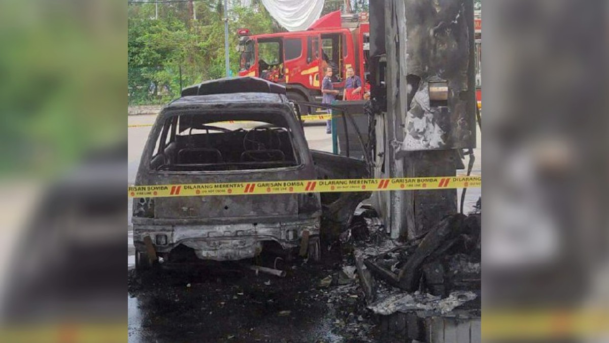 Keadaan kereta dan pam petrol yang terbakat di sebuah stesen minyak di Rantau Panjang hari ini. Foto Ihsan Pembaca