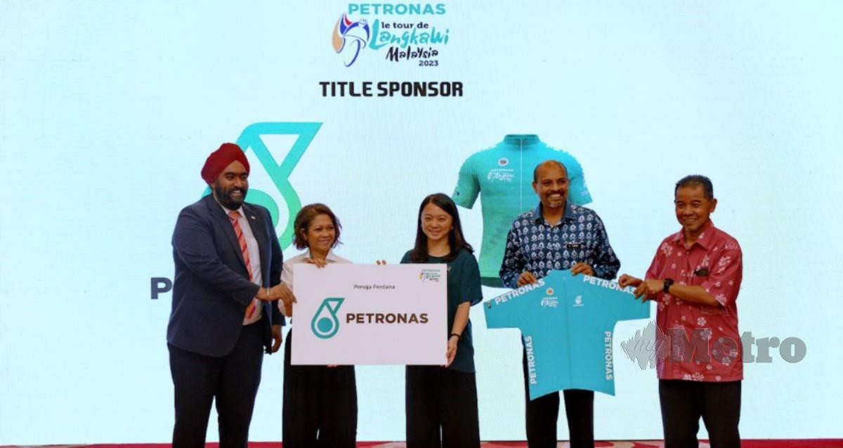 HANNAH (tengah) menerima penajaan Petronas selaku Penaja Perdana LTdL daripada Anita Azrina, hari ini. 