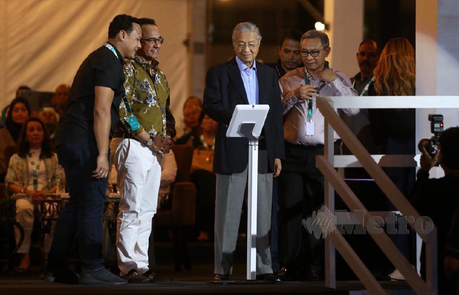 TUN Dr Mahathir diiringi Ahmad Nizam dan Wan Zulkiflee melakukan gimik perasmian Filem Web dan Konsert Bersama Merentas Zaman, hari ini. FOTO Mohamad Shahril Badri Saali.
