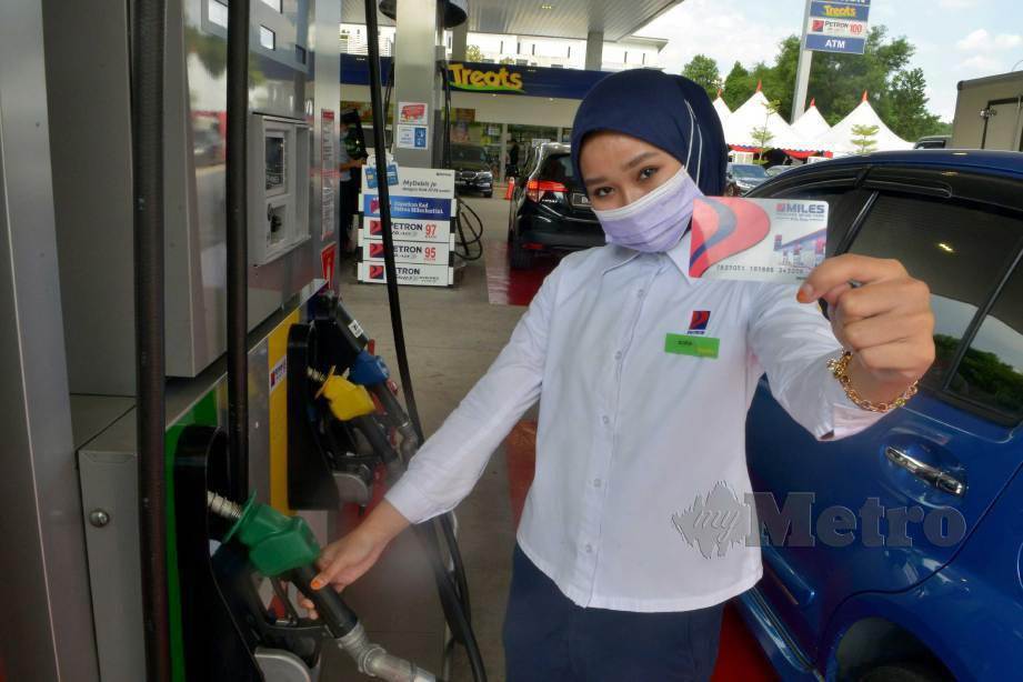 KAKITANGAN Petron, Sofea Sarmon membuat bayaran menggunakan kad ATM MyDebit di Stesen Minyak Petron NKVE (KL Bound) Arah Timur, Seksyen U1, Shah Alam, semalam. FOTO Faiz Anuar