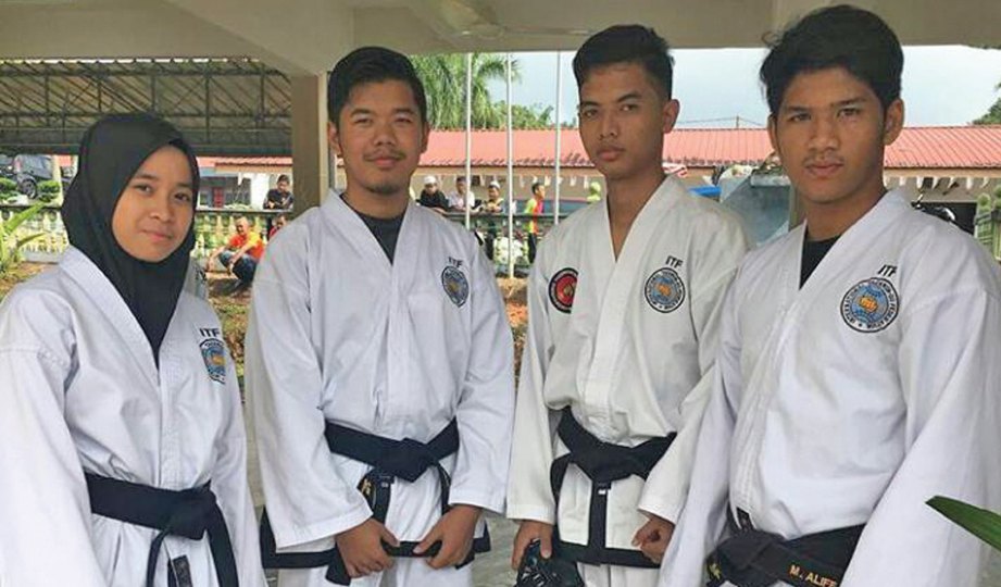 NUR Faezah (kiri) bergambar dengan rakan ketika majlis kenaikan tali pinggang taekwondo.