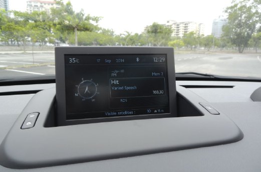 PANEL LCD memaparkan maklumat siaran radio dan navigasi.