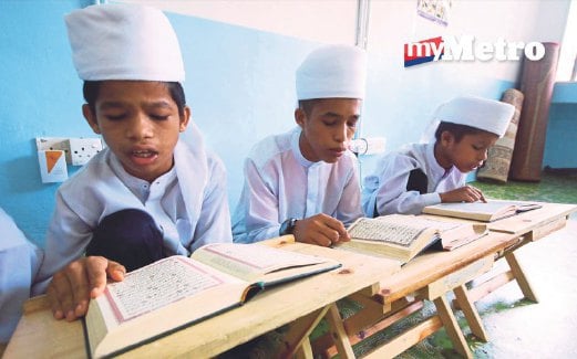 DARI kiri, Khairul Amin, Sayyidul Amin  dan Abdul Amin sanggup korbankan masa kanak-kanak bagi mendalami ilmu agama.