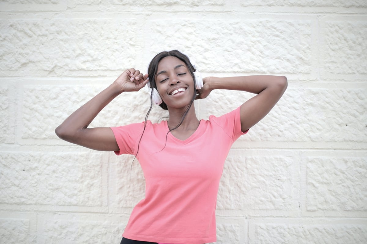 MENGGUNAKAN fon telinga untuk berhibur dengan bunyi terlalu kuat boleh menyebabkan risiko kerosakan telinga.
