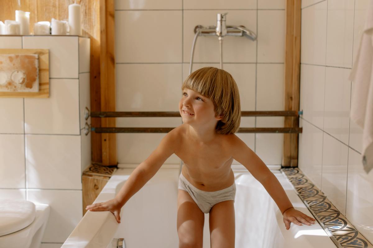 KETIKA mandi perlu dipantau untuk elak risiko lemas.