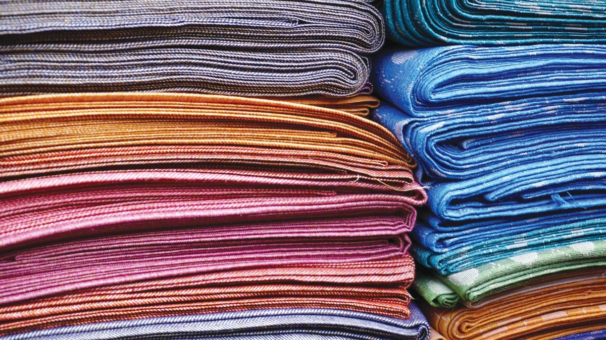 ADA pelbagai jenis kain yang sesuai untuk dipakai untuk perayaan.