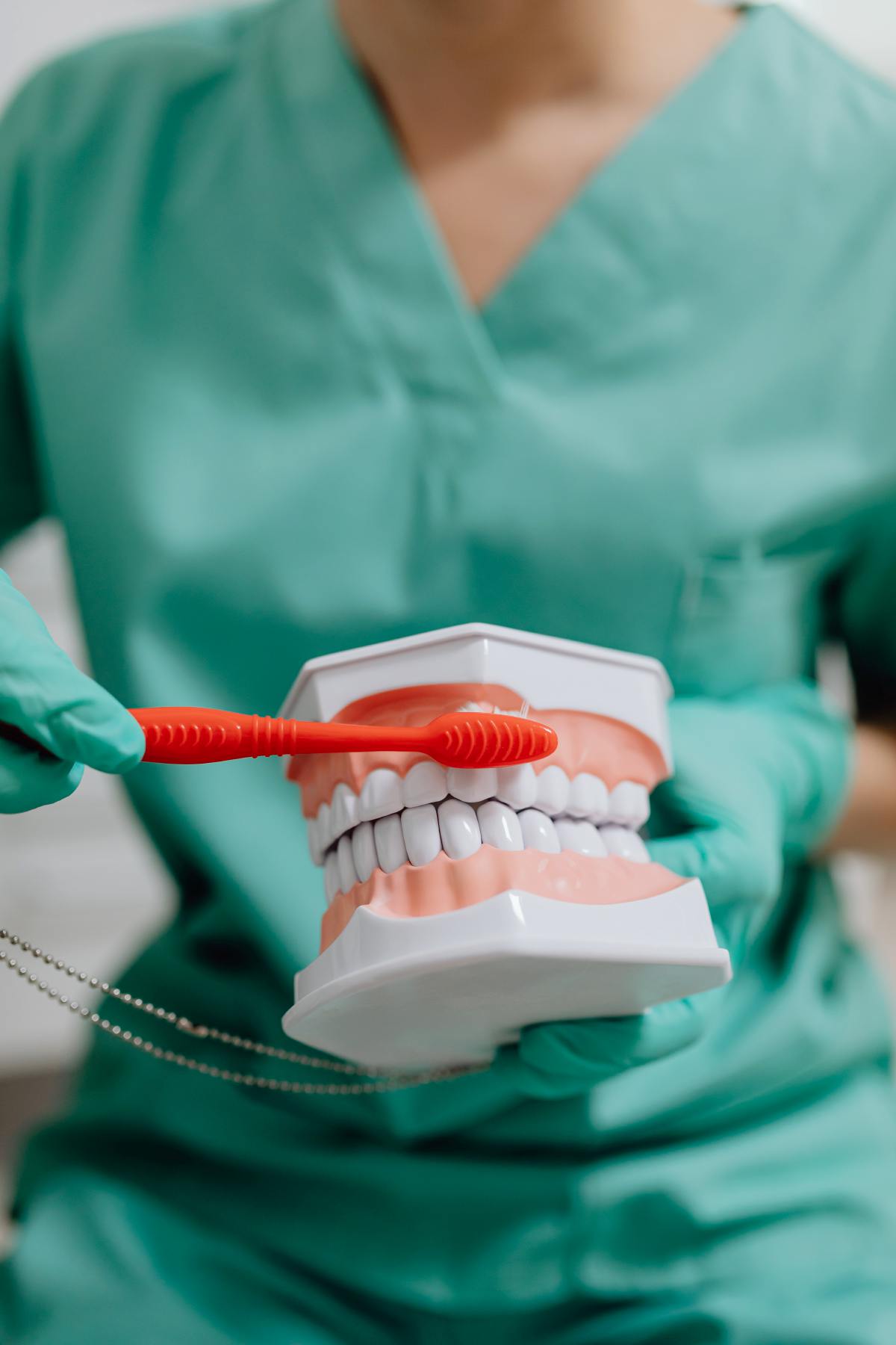 MEMBERUS gigi secara biasa kadangkala tidak dapat membersihkan kotoran akibat kesan menghisap vape di gigi.