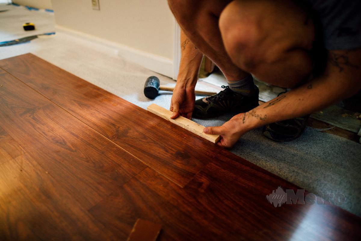GUNAKAN hiasan lantai berjubin berbanding kayu.