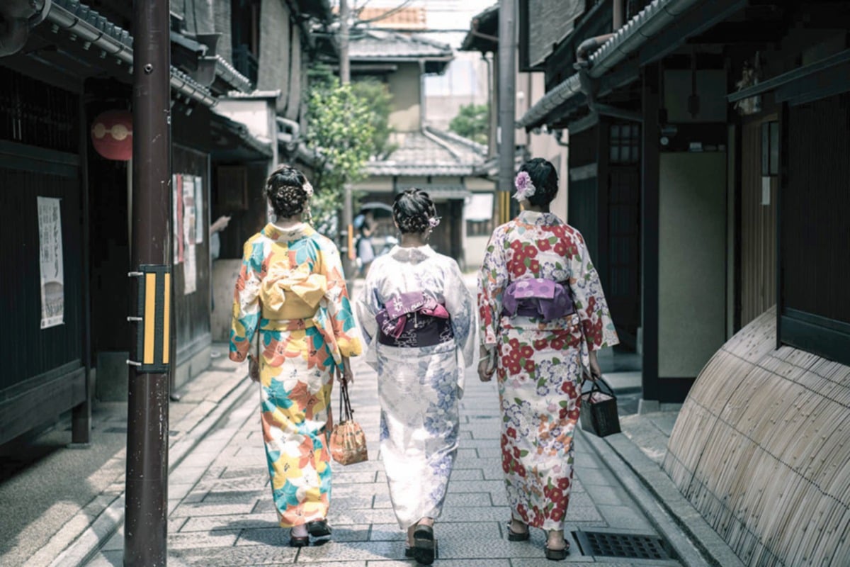 PAKAIAN tradisional Jepun, kimono yang berkembang dalam pelbagai arus kini fesyen. FOTO: Sumber Google