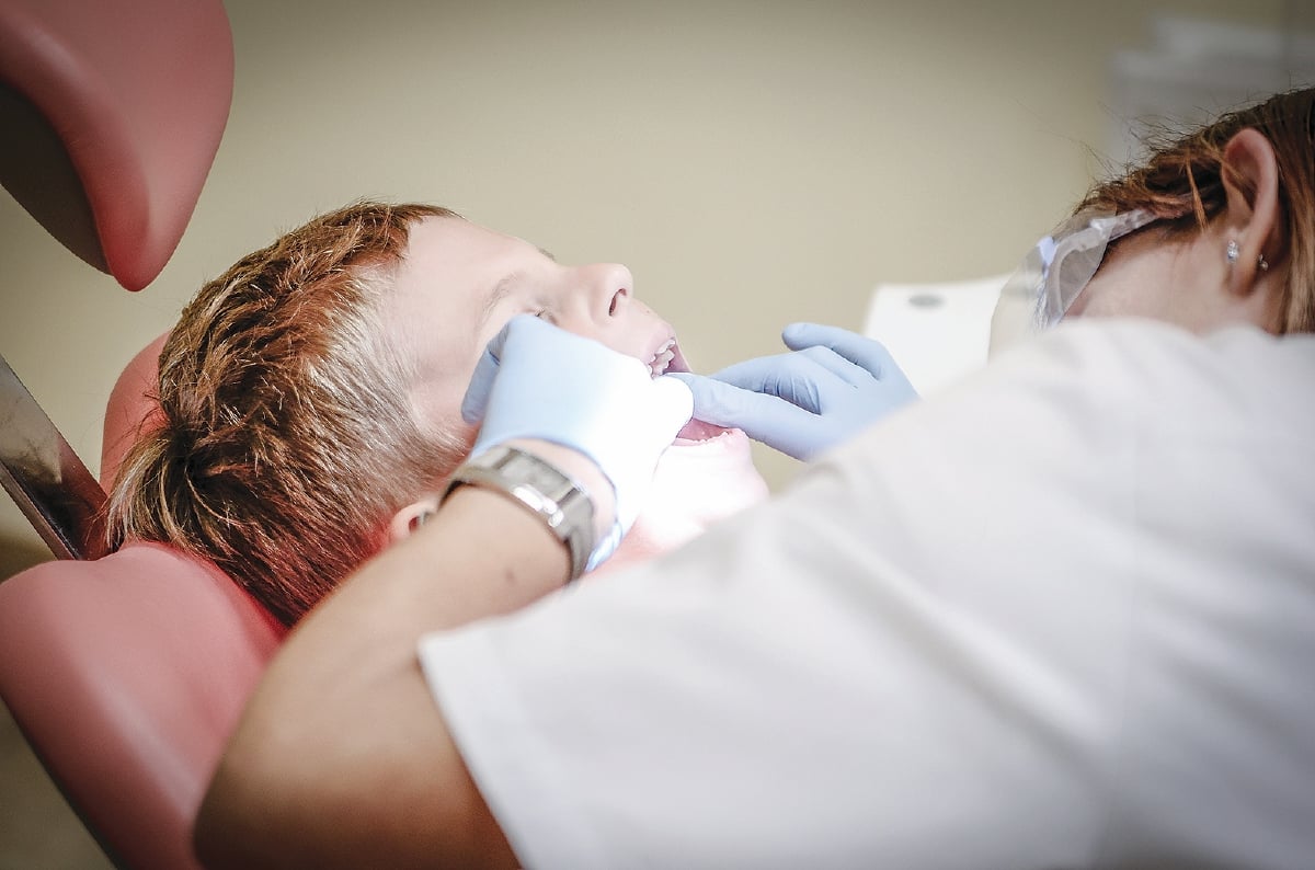 MENDAPATKAN nasihat dan rawatan daripada doktor gigi sekiranya anak-anak mempunyai masalah gigi.