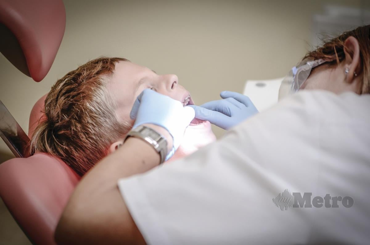 PERLU membuat pemeriksaan gigi secara berkala untuk menjamin kesihatannya.