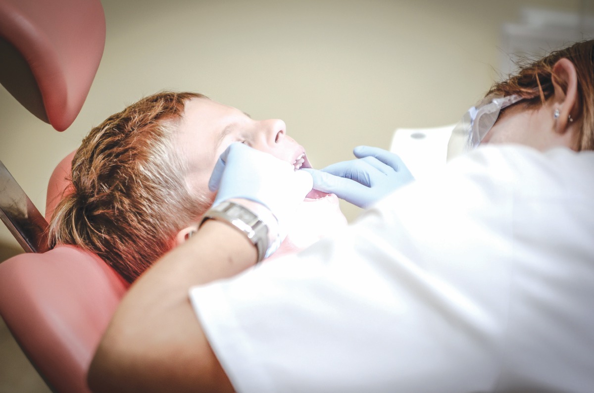 PEMERIKSAAN gigi sejak kecil membantu menjadikan kanak-kanak biasa untuk bertemu doktor gigi.