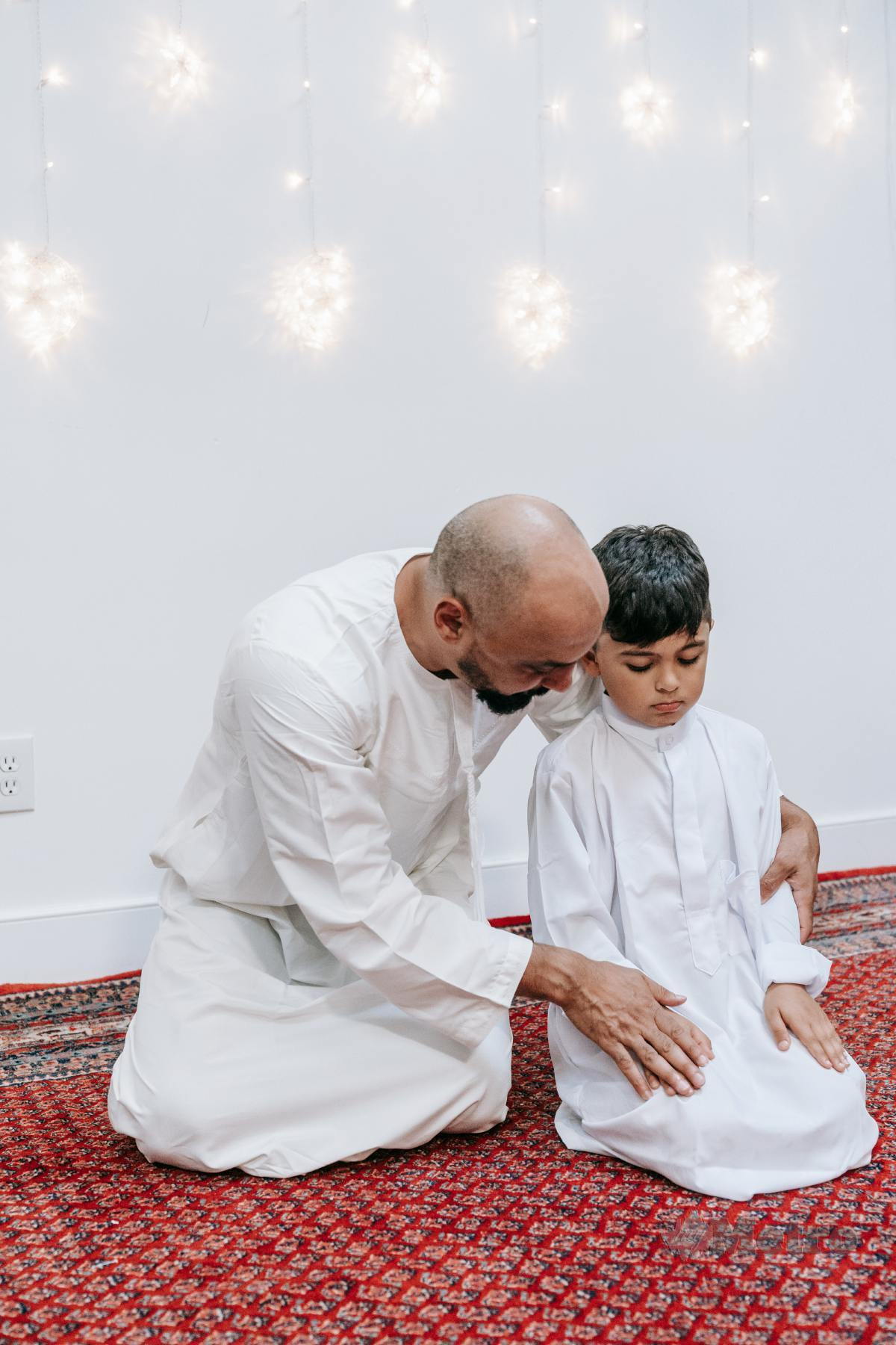 MENGAJAR anak-anak mengenai nilai-nilai Islam untuk mengumpul kebaikan ketika berpuasa.