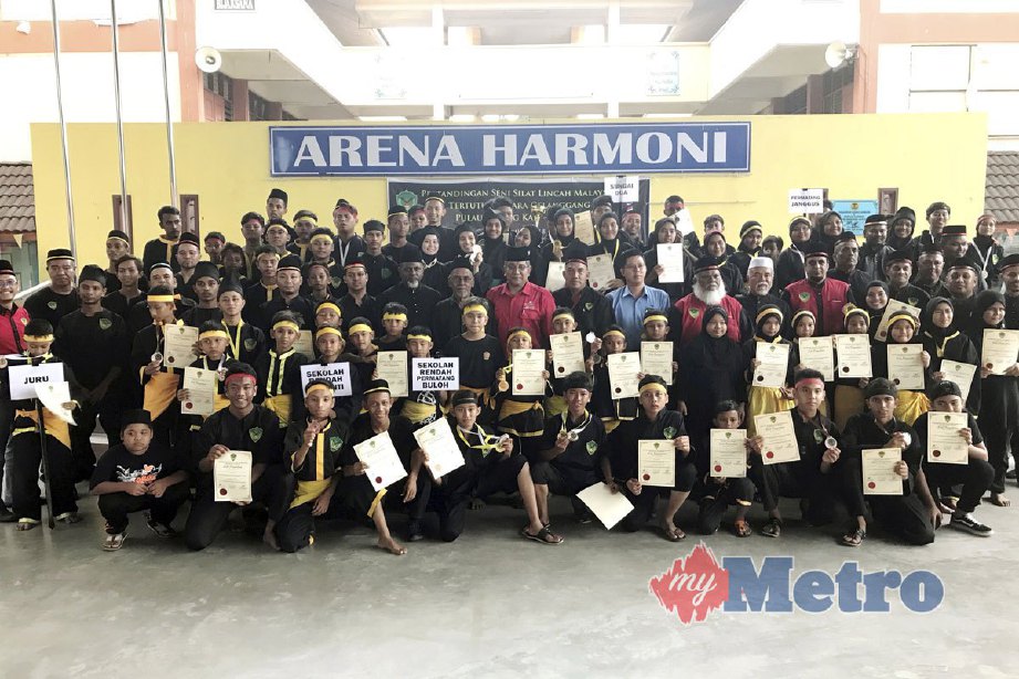 Megat Zulkarnain (tengah) bergambar kenangan bersama 100 peserta cilik pada Pertandingan Seni Silat Lincah Malaysia Tertutup Antara Gelanggang Pulau Pinang 2018 di Sekolah Kebangsaan Seberang Jaya II, Pulau Pinang. FOTO AMIR IRSYAD OMAR