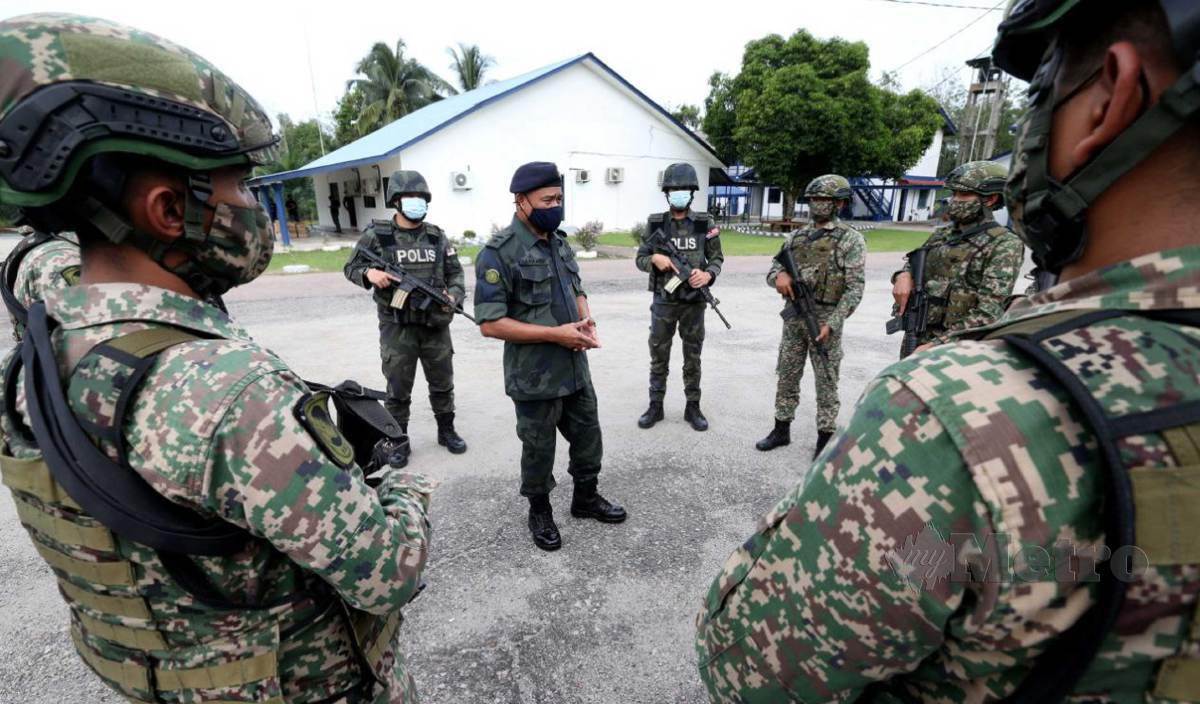 AZHARI memberi penerangan sepanjang tempoh penugasan Batalion 7 Pasukan Gerakan Am (PGA7) kepada anggota Angkatan Tentera Malaysia (ATM) yang bergabung tenaga menjaga sempadan negara melalui Ops Benteng Covid-19 di Markas Taktikal Briged Tenggara, Lubok Stok. FOTO Nik Abdullah Nik Omar