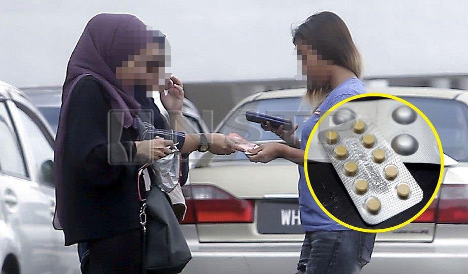 WARTAWAN (kiri) membeli pil gugur dengan harga RM300 hingga RM700 daripada Amy. Gambar kecil, pil gugur. FOTO NSTP