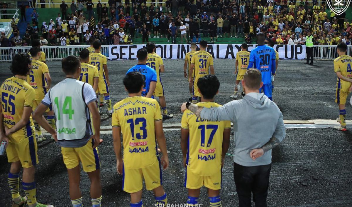 PEMAIN  Sri Pahang bersama penyokong mereka. FOTO Sri Pahang FC