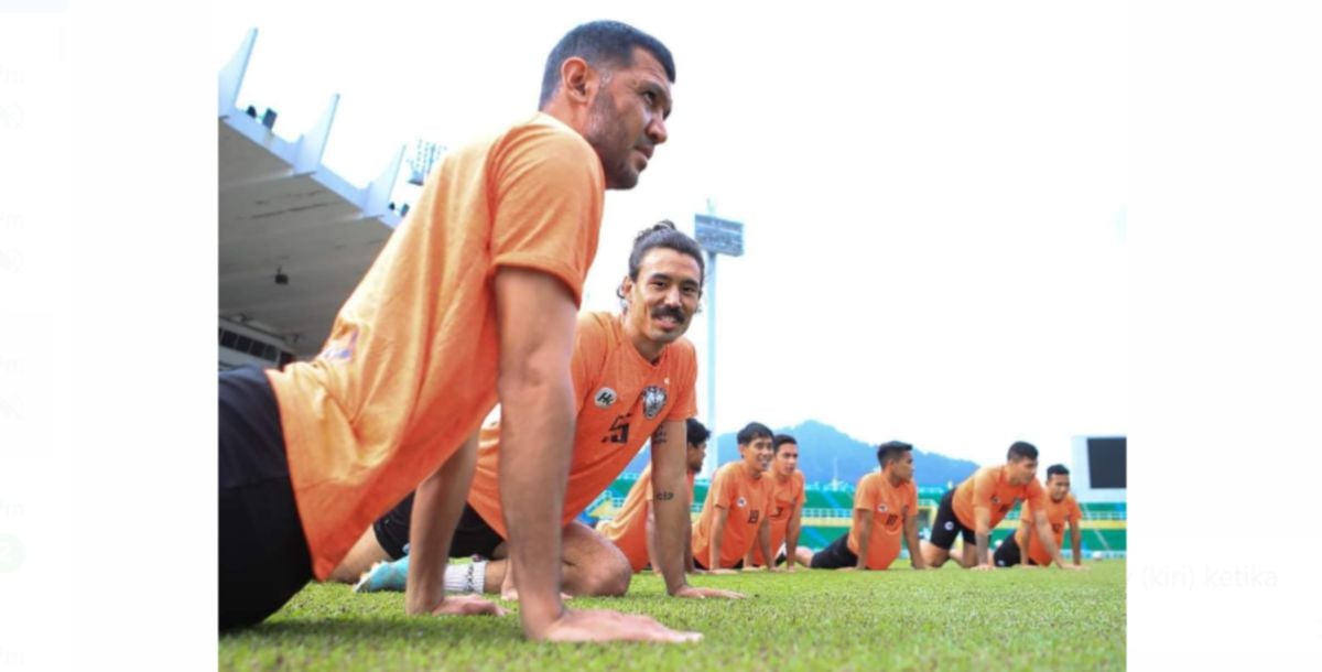 SHERZOD (kiri) ketika menjalani latihan bersama rakan sepasukan. FOTO Sri Pahang FC
