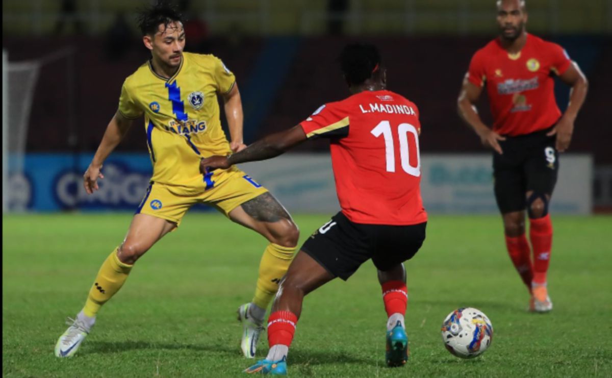 PEMAIN NSFC cuba melepasi kawalan pemain Sri Pahang. FOTO Sri Pahang FC.