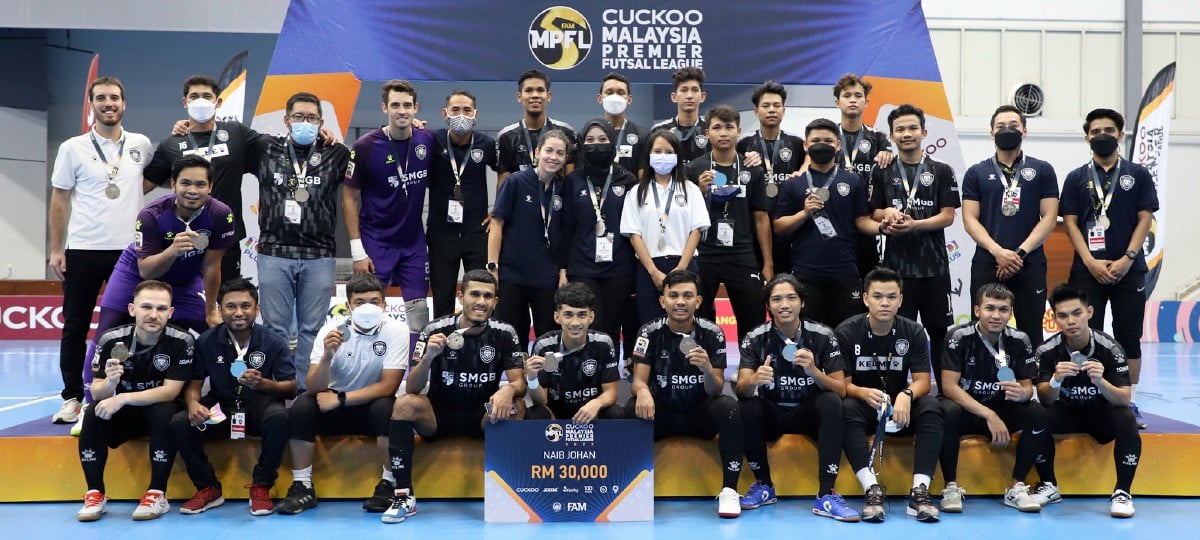 Pemain dan pengurusan Pahang Rangers menerima hadiah dan medal selepas menduduki tempat kedua di MPFL. FOTO FAM