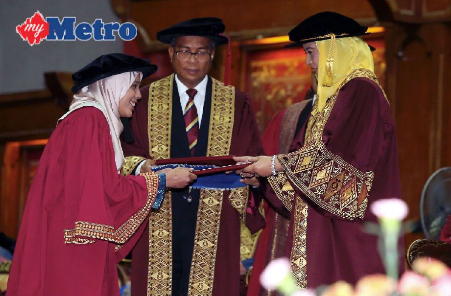 Permaisuri Johor, Raja Zarith Sofiah Sultan Idris Shah berkenan menyampaikan ijazah Doktor Falsafah kepada Shahkila Mohd Arif pada Majlis Konvokesyen UTM Ke-59 di Dewan Sultan Iskandar, Universiti Teknologi Malaysia (UTM), Skudai. FOTO Hairul Anuar Rahim 