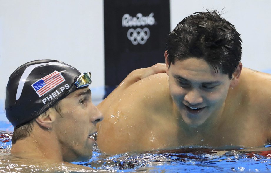 Michael Phelps (USA) of USA congratulates Joseph Schooling (SIN) of Singapore after Schooling won the gold. FOTO Reuters