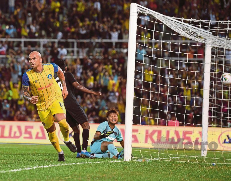 PEMAIN Pahang Ivan Carlos Franca Coelho (tengah) berjaya menewaskan penjaga gol Selangor, Mohd Khairulazhan Mohd Khalid pada perlawanan Liga Super 2020 di Stadium Darul Makmur bulan lalu. FOTO Bernama 