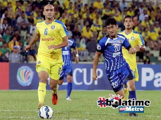 PEMAIN Global FC, Curt Dizon (kanan) cuba mengasak ke arah gol Pahang FA pada perlawanan di Stadium Darul Makmur. FOTO Farizul Hafiz Awang