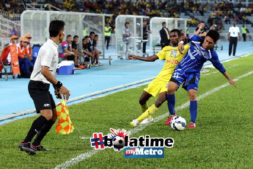 PEMAIN Pahang R Gopinathan (kuning)  dihalang pertahanan Global FC, Sato Daisuke dalam saingan di Stadium Darul Makmur. FOTO Zulkepli Osman