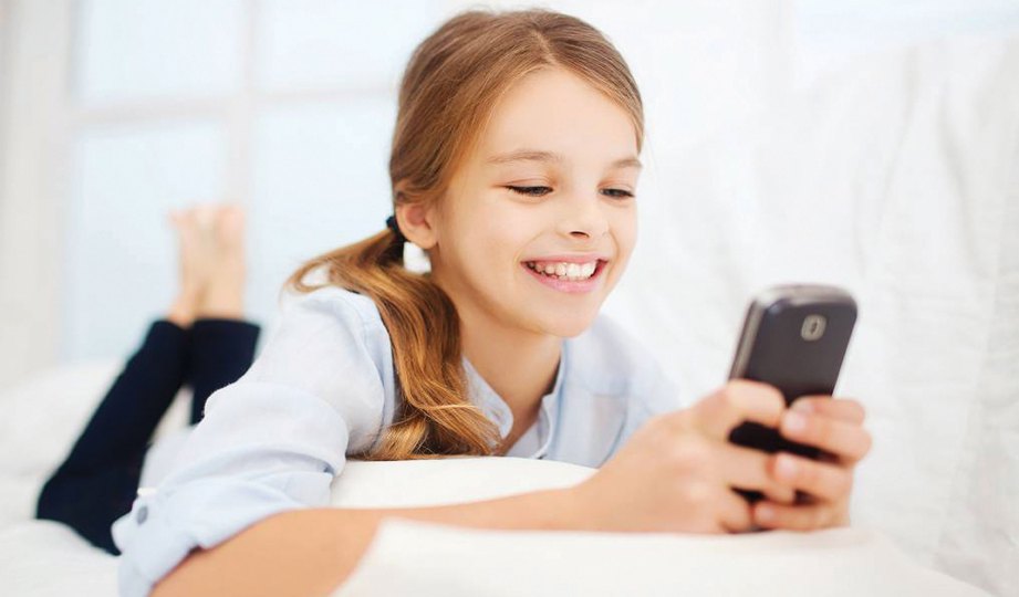 MEDIA sosial boleh melumpuhkan kemahiran komunikasi anak.