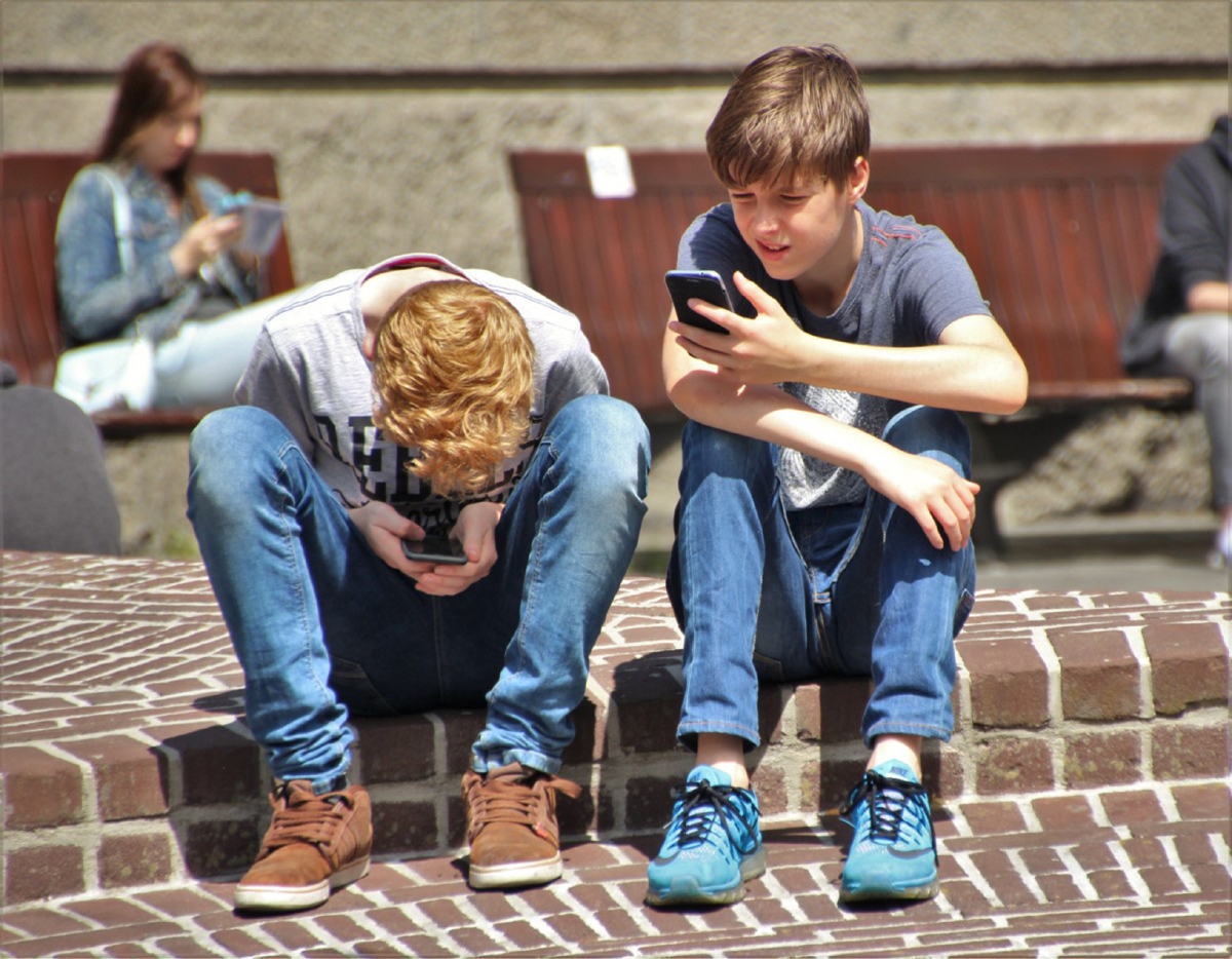 KANAK-kanak berumur 12 tahun ke atas luang lebih banyak masa melayari media sosial dan platform penstriman video. - FOTO Google