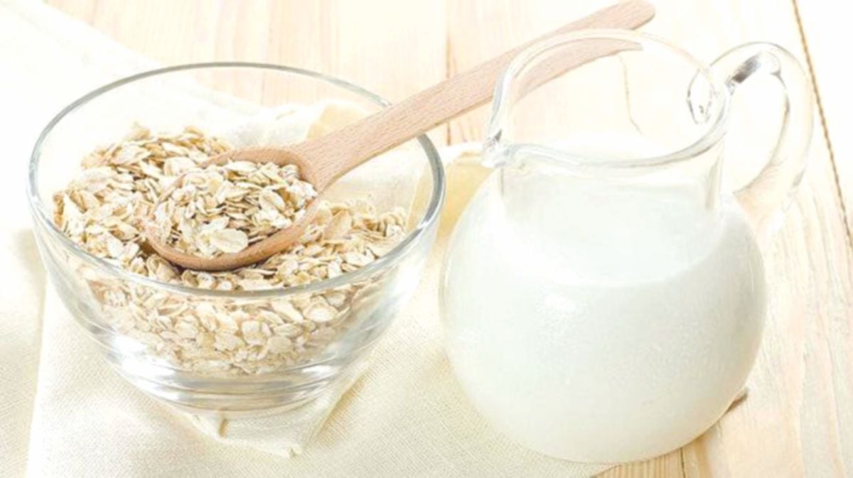CAMPURAN yogurt dan oat bukan sahaja baik sebagai snek sarapan malah juga boleh menangani masalah pori-pori besar.