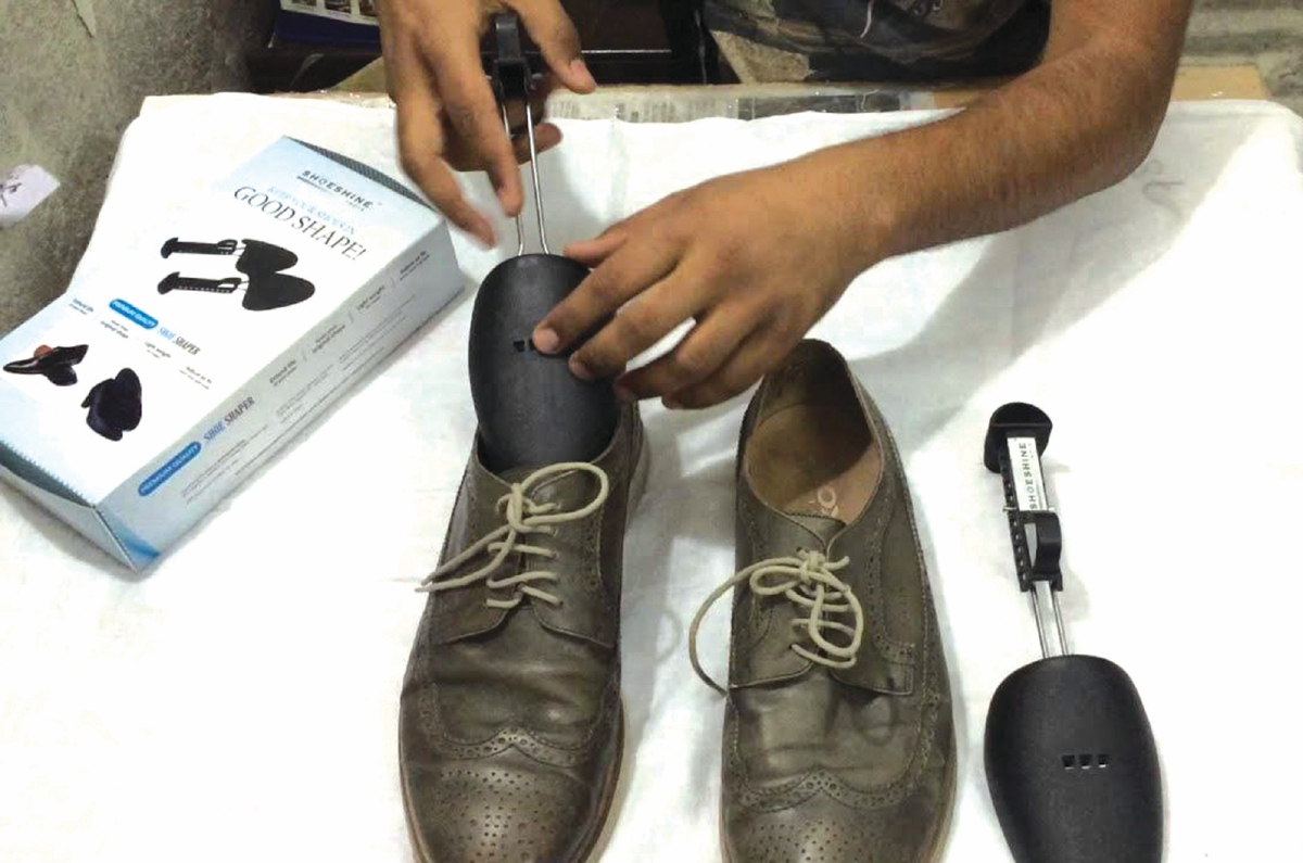 GUNAKAN pemegang kasut untuk kekalkan bentuk. - FOTO Google