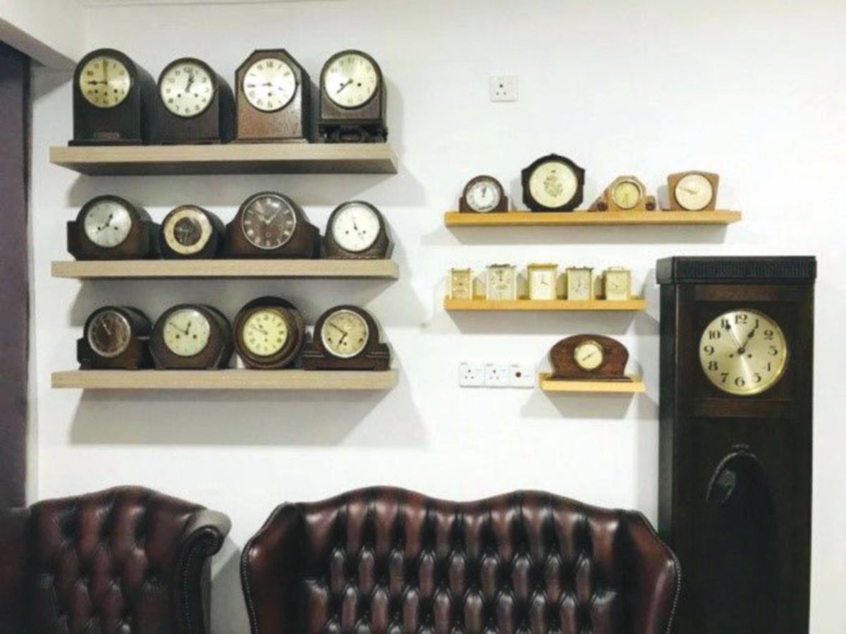 ANTARA koleksi jam antik yang dikumpul.