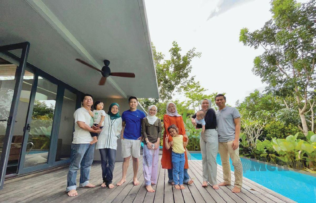 MERAPATKAN hubungan keluarga dengan percutian ke Gambang.