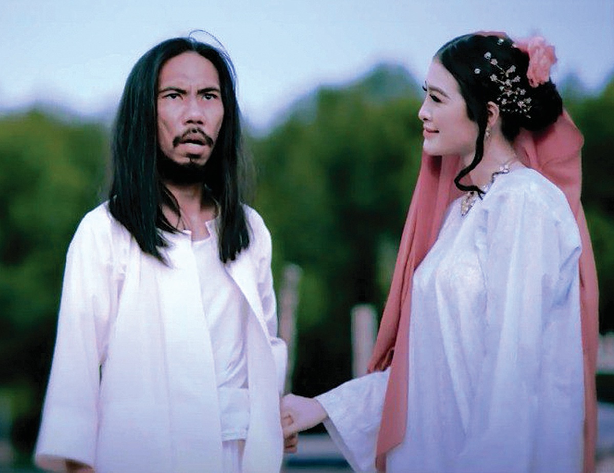 AZMAN Mantra yang popular dengan video parodi membawakan watak Cik Gerhana berganding 