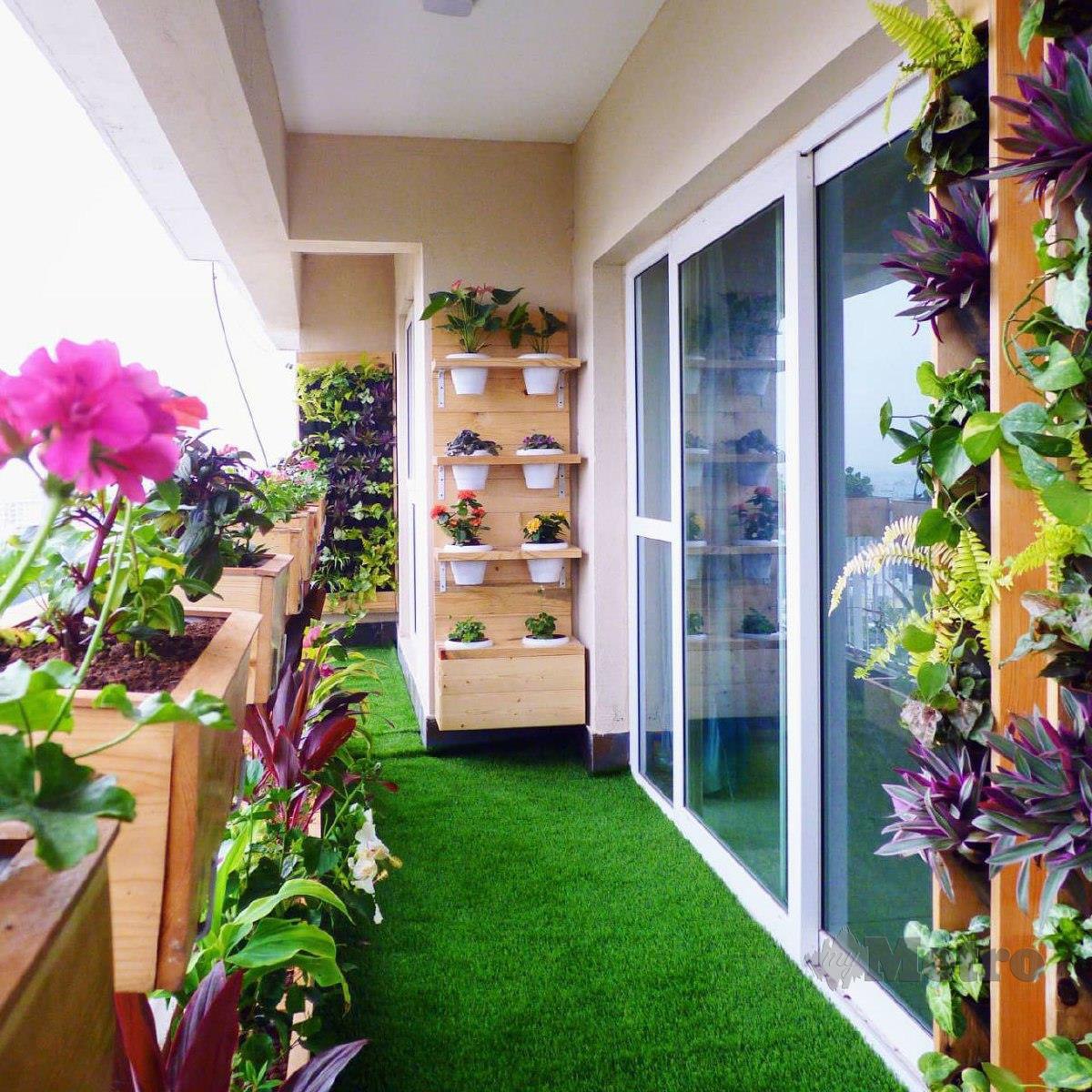 HIASAN rumput tiruan dan tanaman boleh mengurangkan kepanasan dan mengindahkan ruang balkoni. 