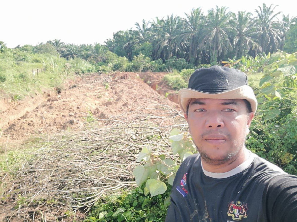 DR Asran Alias di kebun pisangnya.