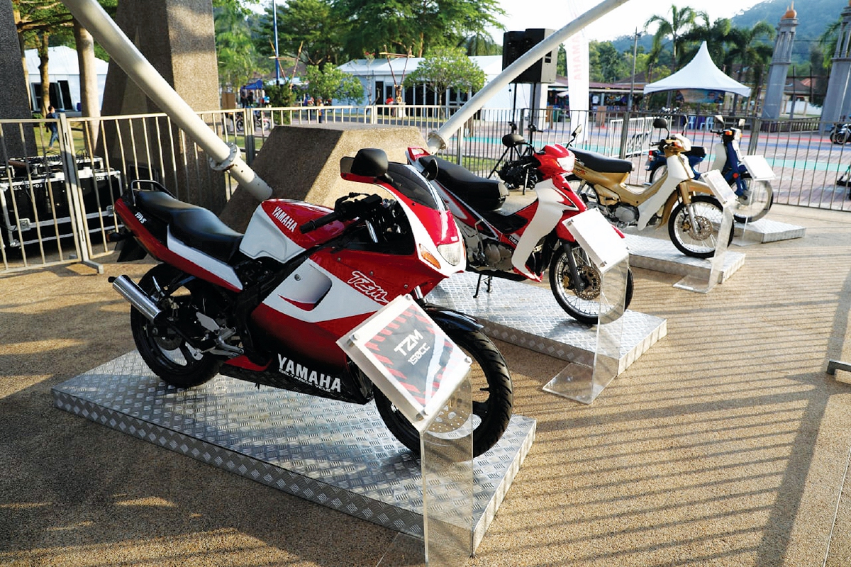 PAMERAN model retro Yamaha.