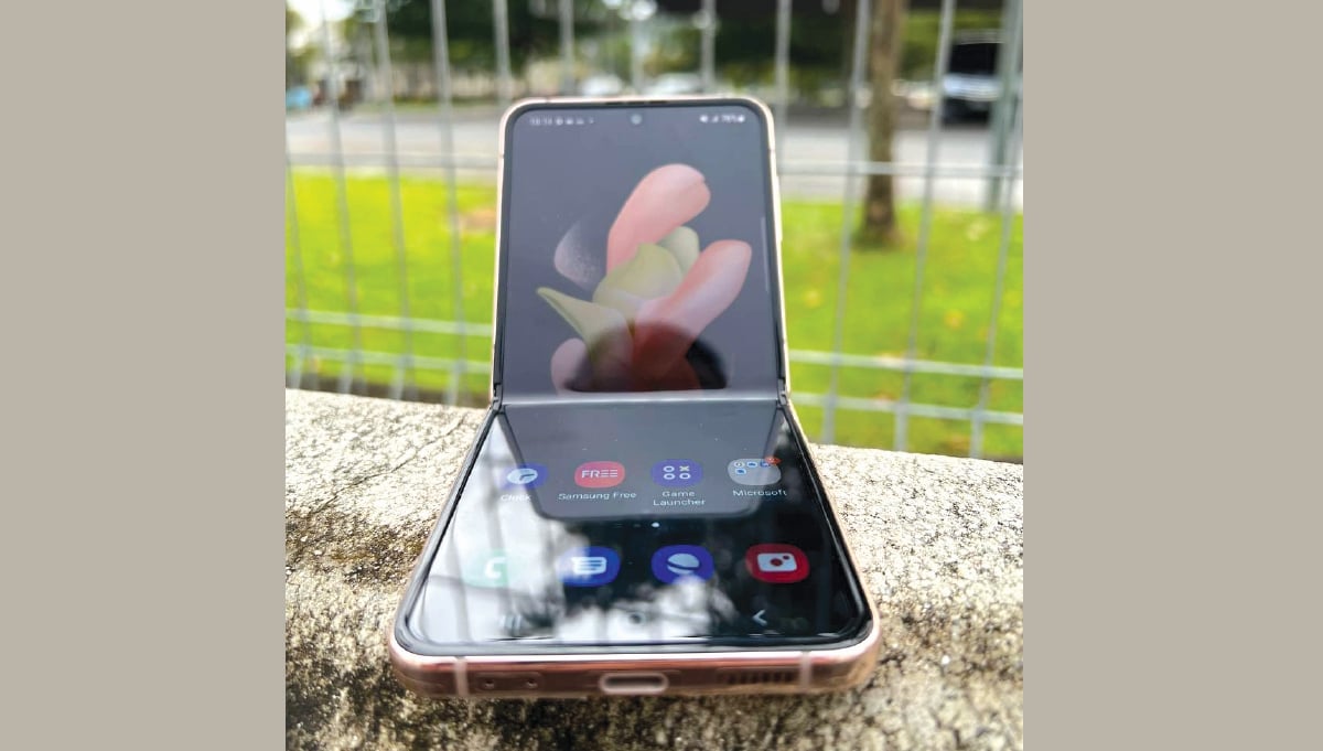 SAMSUNG memperkenalkan generasi keempat Galaxy Z Flip4 mereka dengan mengekalkan sebahagian besar ciri khusus untuk peranti berkenaan.