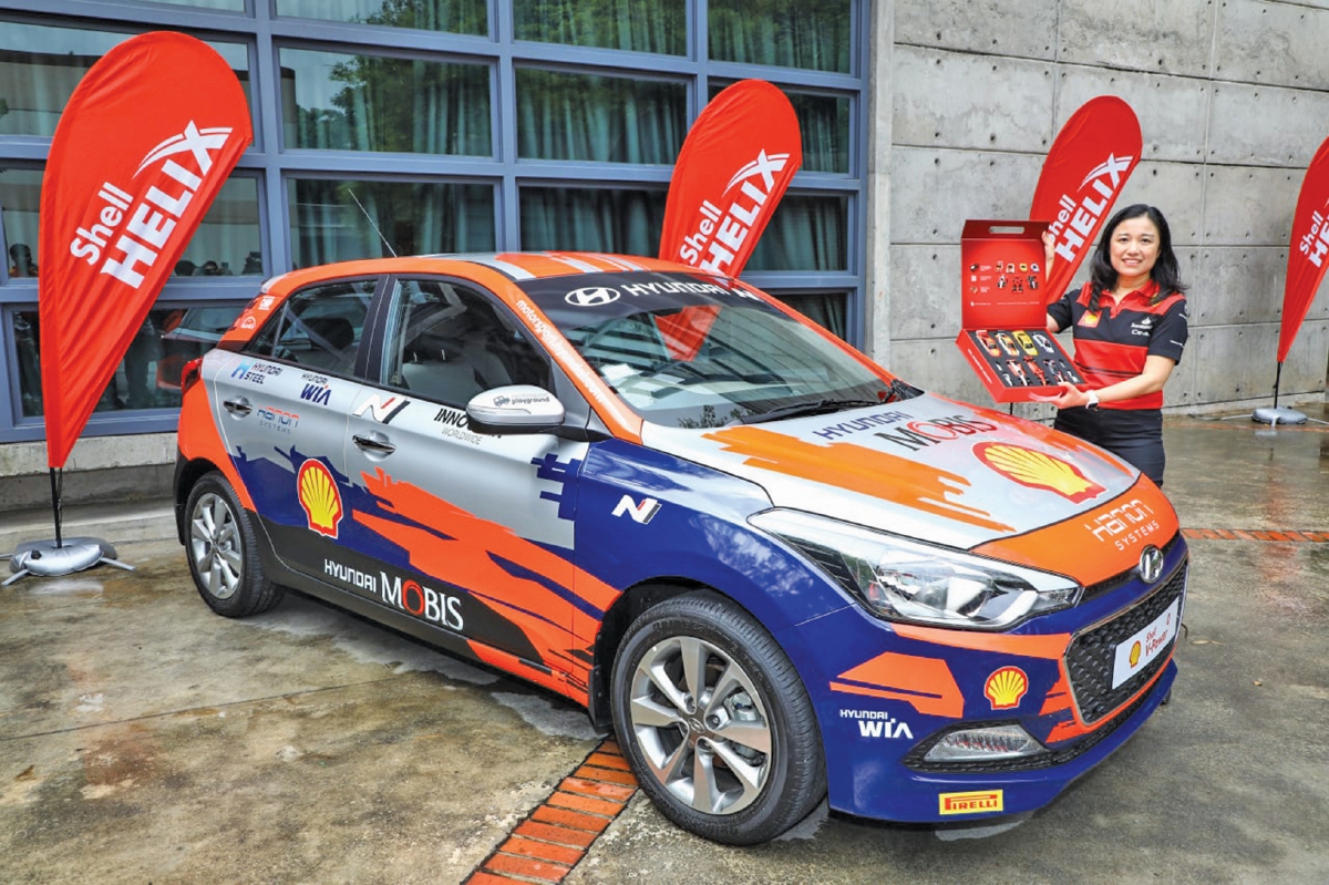 SEOW bersama replika Hyundai i20 WRC.